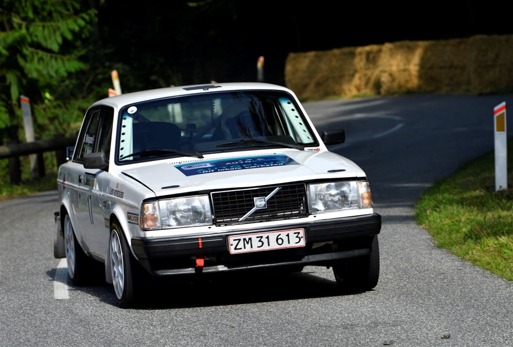 Heino Mejer fra Horsens var storfavorit til totalsejren i Munkebjerg Hillclimb, og med sin Volvo 242 Turbo fra 1983 svigtede han ikke forhåbningerne, men vandt løbet for sjette gang.
(Foto: Michael Eisenberg)